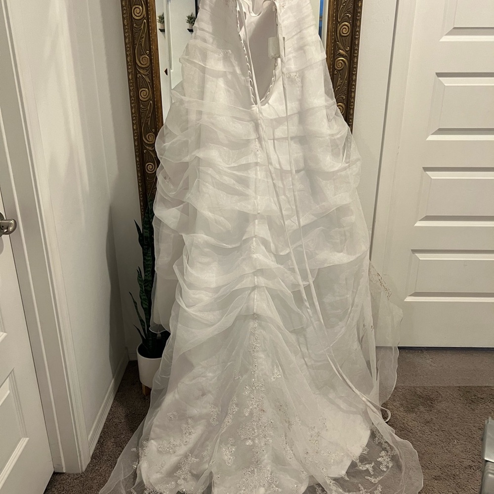 David’s bridal 9L9479 wedding gown - Picture 15 of 17